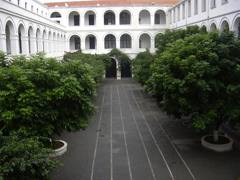 photos/2004 Alger/0407 Lycee Bugeaud Cour des Grands.jpg